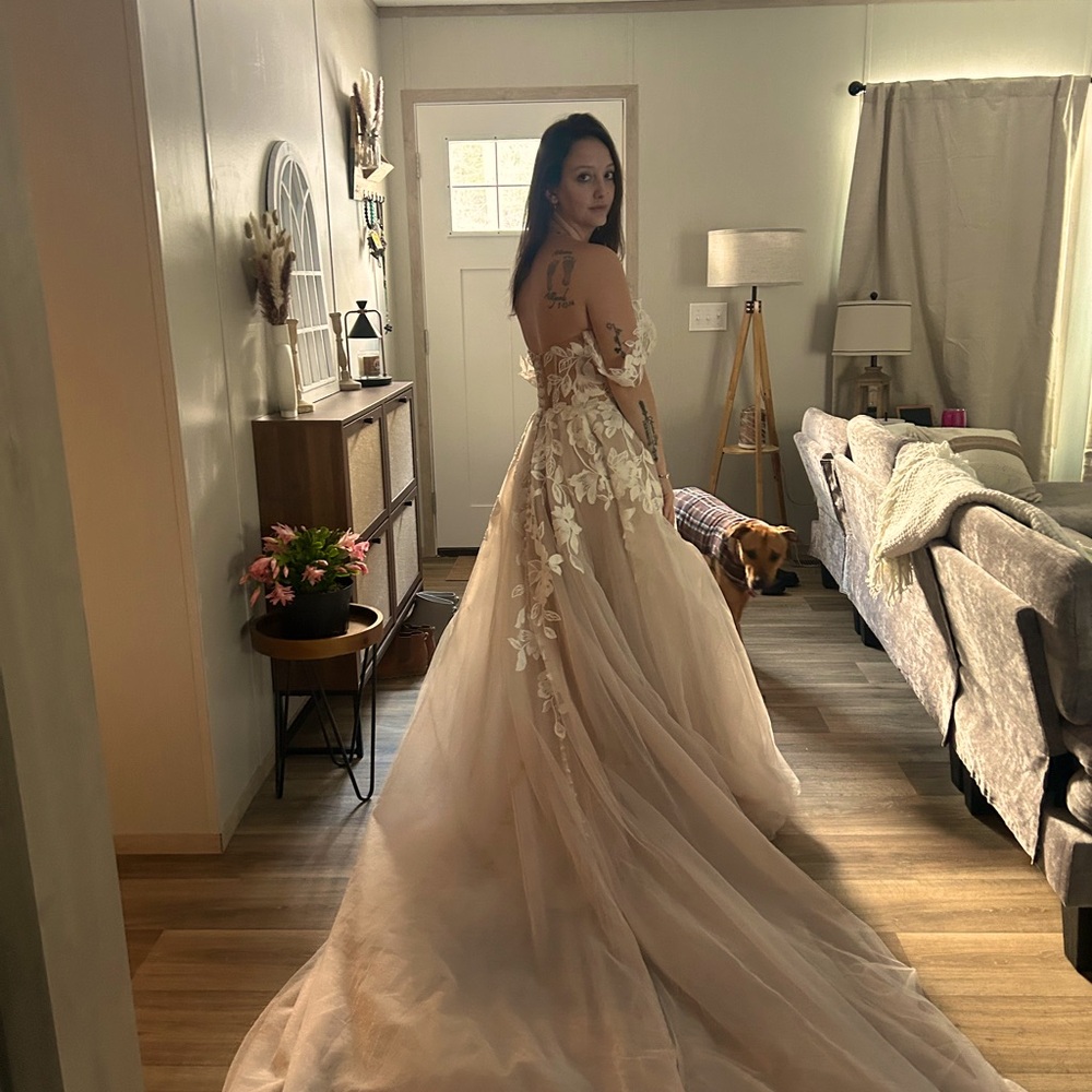 Allure romance size 10 wedding gown